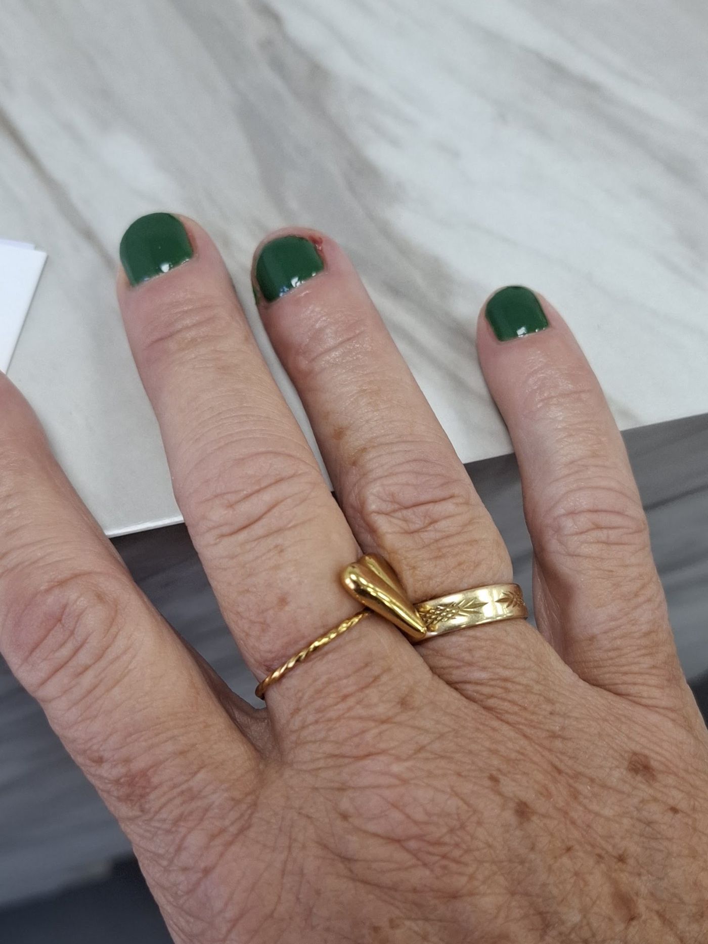 Donkergroene gellak op korte nagels